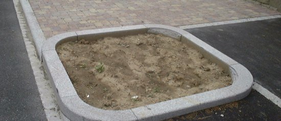 Bordures spéciales + jardinieres + pavés + dalles granit Feuille Morte de Senones