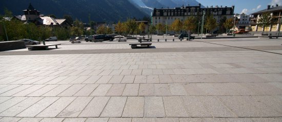Dalles + mobilier urbain + bordures granit Feuille Morte de Senones