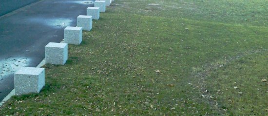 Bordures et blocs anti-stationnement en granit Gris Bleu des Vosges