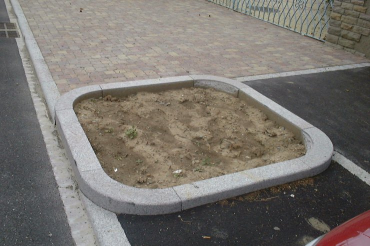 Bordures spéciales + jardinieres + pavés + dalles granit Feuille Morte de Senones