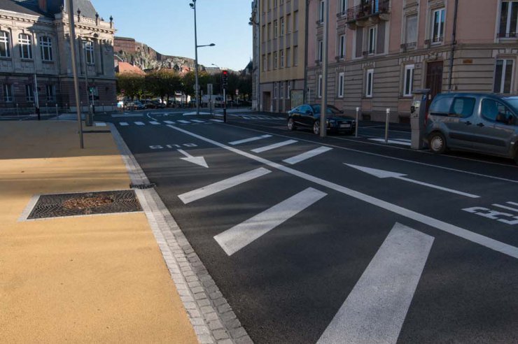 Bordures + quais de bus + Pavés granit Gris Bleu des Vosges