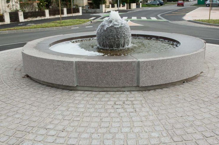 Fontaine granit Feuille Morte de Senones + Rouge Corail de Senones