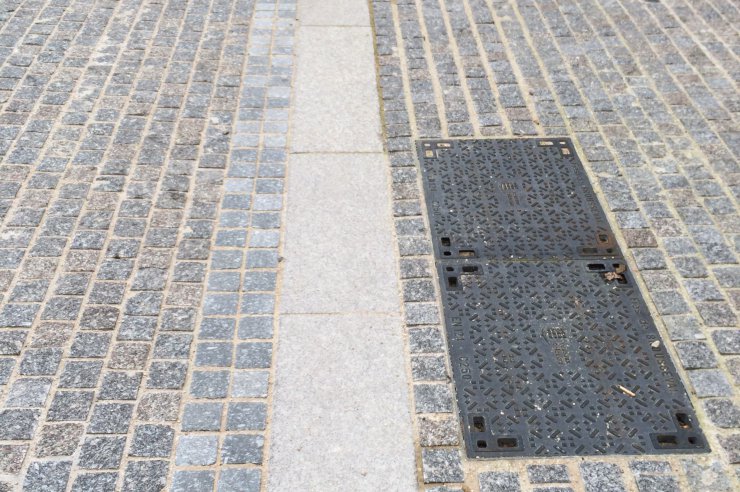 Pavés + bordures + elements spéciaux sur-mesure granits Feuille Morte de Senones et gris Bleu des Vosges